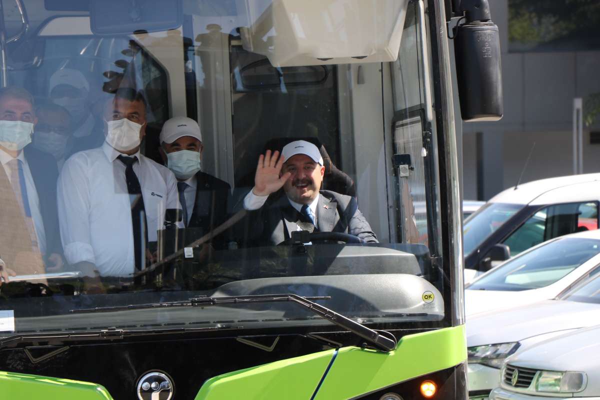 Yüzde 100 yerli ve elektrikli otobüsü Bakan Varank sürerek Samsun'a getirdi