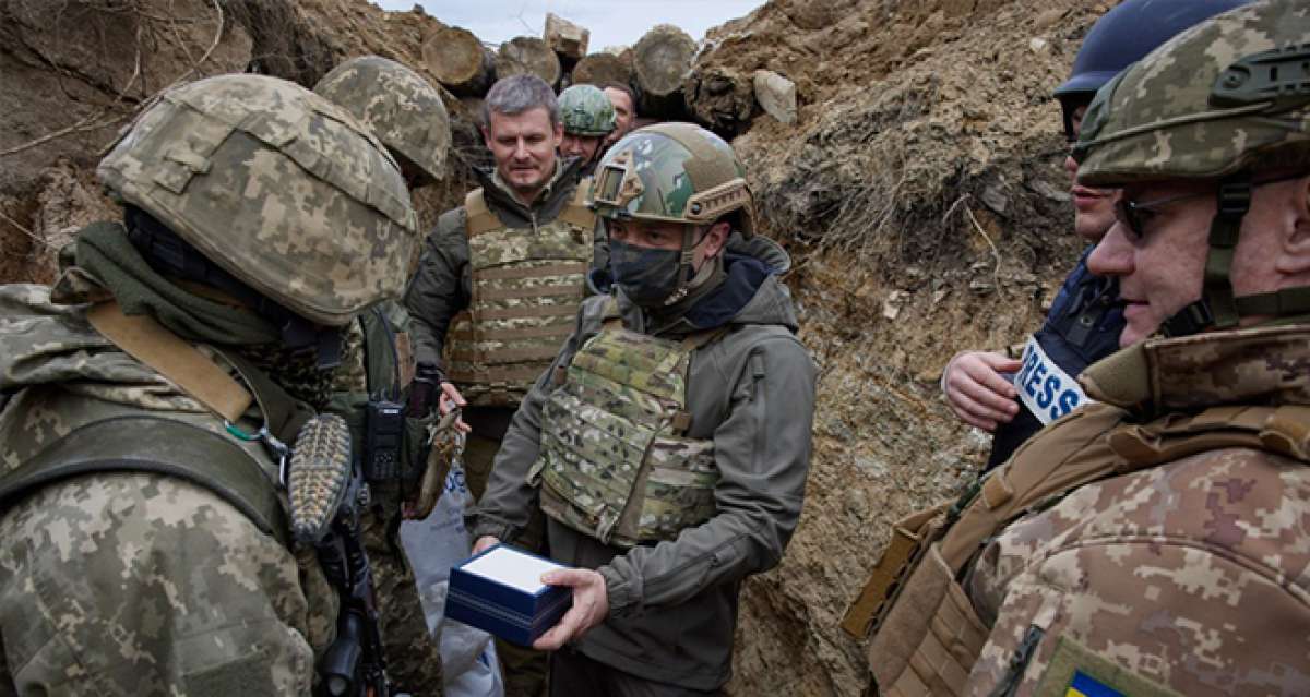 Zelenskiy, gerilimin hakim olduğu Donbass'ta askerlerle bir araya geldi
