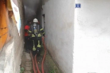 Zemin katta çıkan yangın korkuttu, ekipler evde yaşlı adamı aradı
