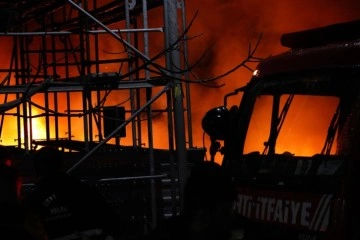 Zeytinburnu’da doğalgaz borusu patladı: 4 araç yandı