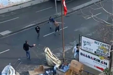 Zeytinburnu'da kağıt toplayıcıları arasında karton kavgası kamerada