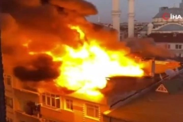 Zeytinburnu'nda 4 katlı binanın çatı katında korkutan yangın
