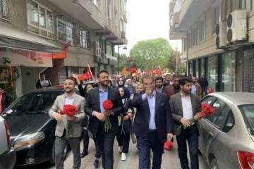 Zeytinburnu’nda gerçekleştirilen sevgi yürüyüşüne vatandaşlardan yoğun ilgi