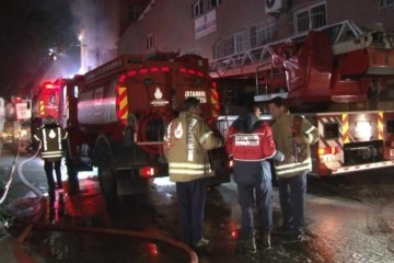 Zeytinburnu’nda karton bardak imalatı yapılan fabrikada çıkan yangın kontrol altına alındı