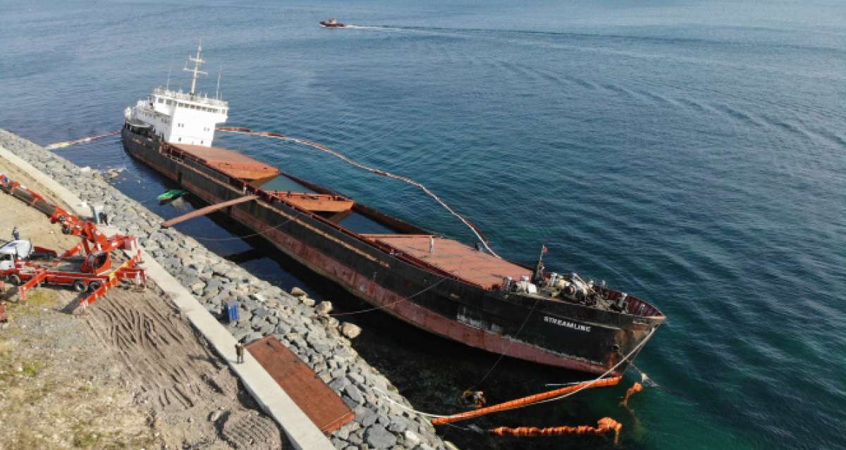 Zeytinburnu'nda kıyıya vuran gemiye parçalanma işlemleri başlatıldı