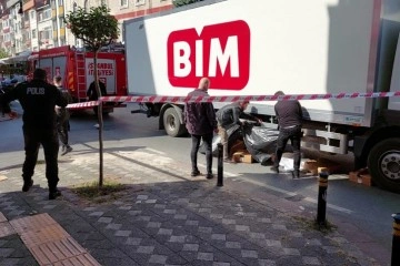 Zeytinburnu’nda pazardan dönen yaşlı kadın kamyonun altında kaldı