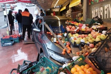 Zincirleme kazada ara&ccedil;lardan biri marketin manava girdi