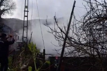 Zonguldak'ta &ccedil;ıkan yangında ev kullanılamaz hale geldi