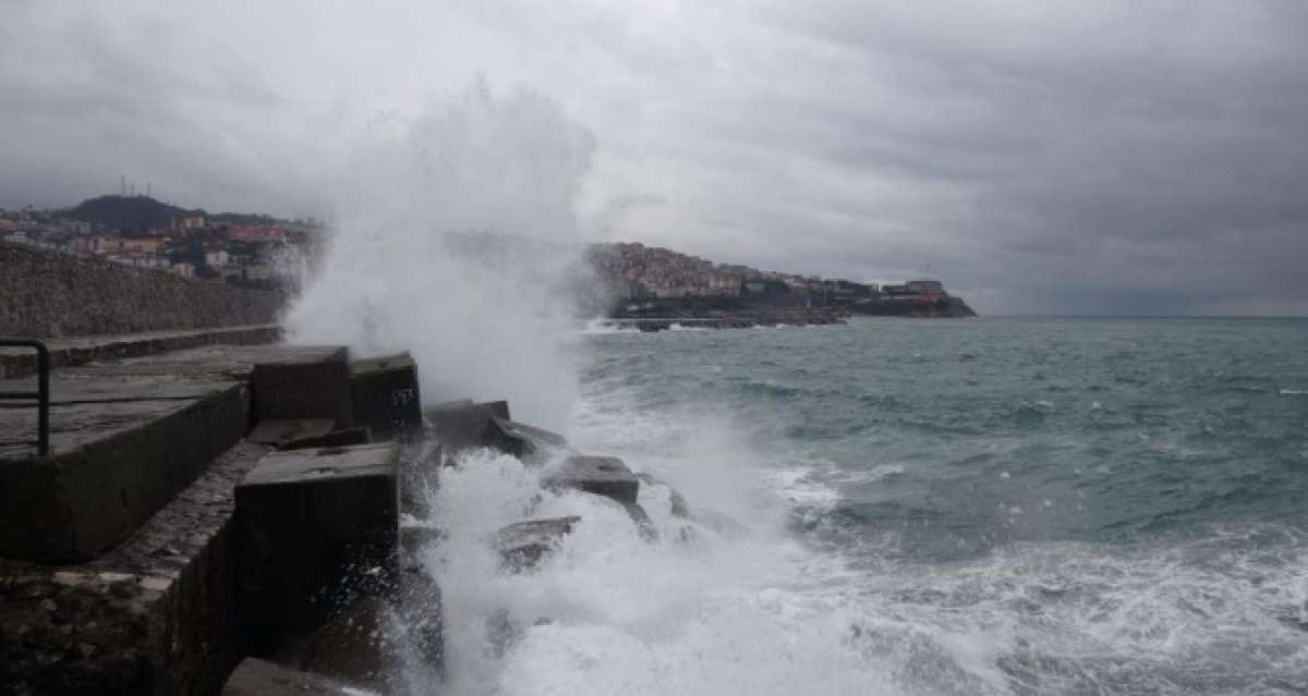 Zonguldak'ta dalgalar mendireği aştı, yük gemisi beşik gibi sallandı