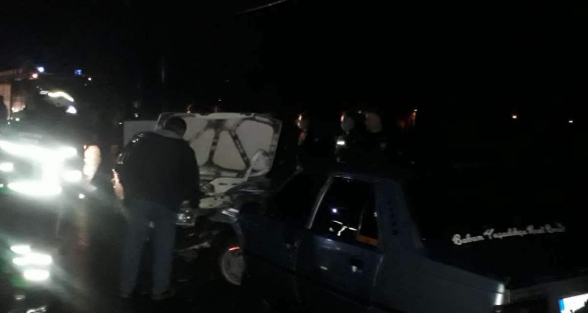Zonguldak'ta iki araç kafa kafaya çarpıştı: 4 yaralı