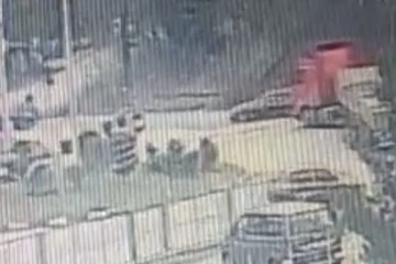Zonguldak'ta tırın otomobille &ccedil;arpışma anı kamerada