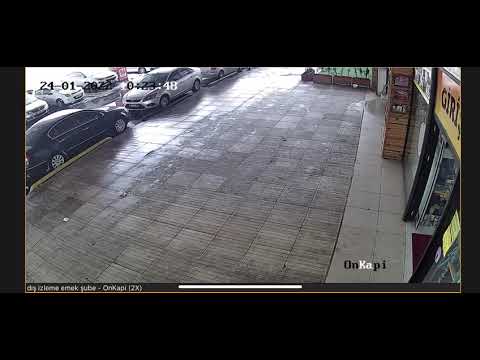 Çöken çatının altında kalmaktan saniyelerle kurtuldu